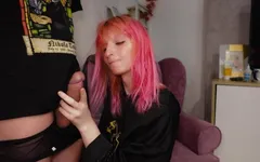 Alla giovane sissy piace davvero succhiare il cazzo!