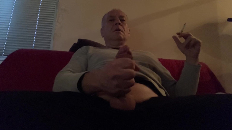 Alex Igogo: Fuma e si masturba