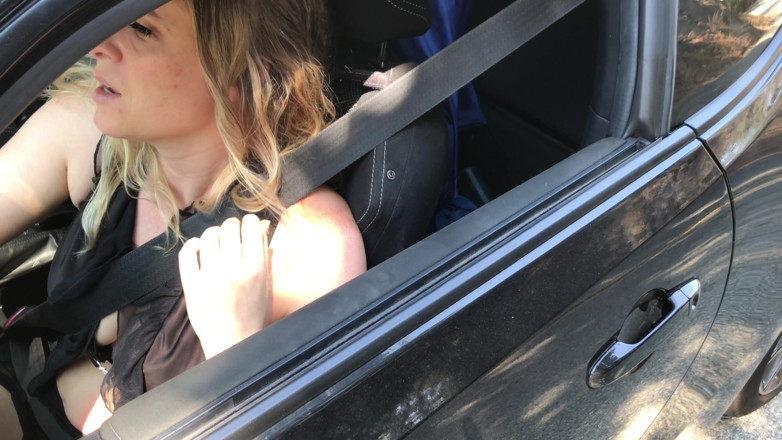 Erin Electra: MILF Membantu Lelaki Dengan Kereta Yang Rosak