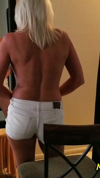 La MILF érotique dans le miroir