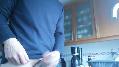 Rafael Torreano: Masturbando rápido com gozada na pia da cozinha