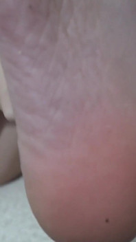 Moje těhotná nevlastní sestra ukazuje její části těla