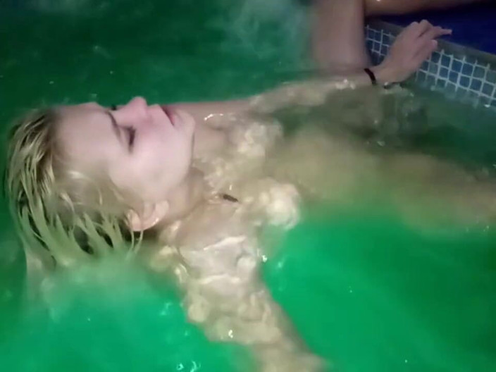 LizAngel: Selbstbefriedigung mit wasserdruck