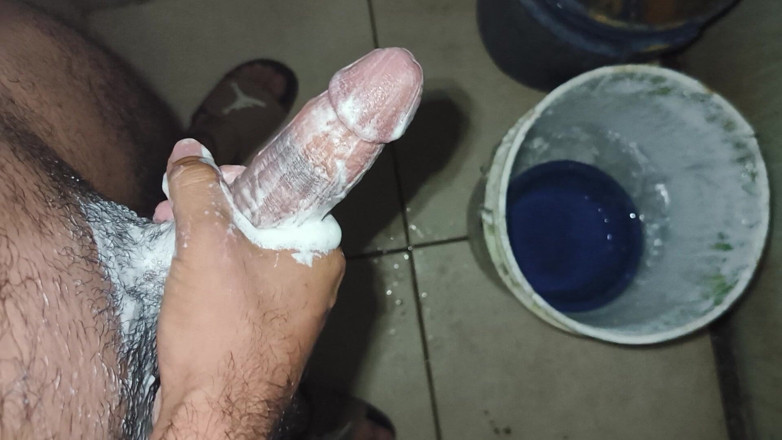 Cute boy jerks off: Un homme mince et poilu se masturbe sous la douche...