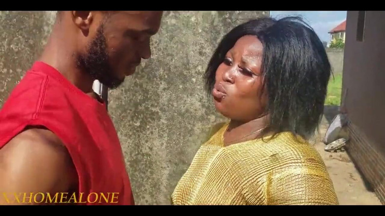 Home Alone: Pantat besar gemuk versus zakar gemuk besar. Pertempuran jiran bahagian 1