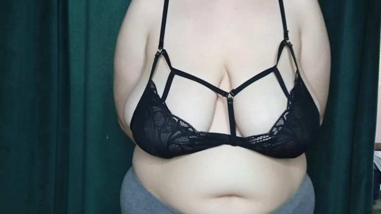 Lena Rose: 私のブラジャーを買いたいですか?