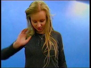 Horny Two really wet MILFs: La teen bionda si infila un dildo nella figa in...