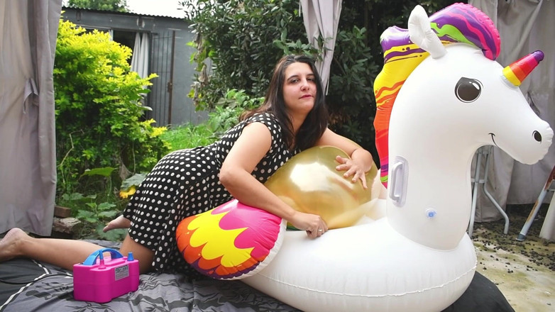 Bunny Looner: Cewek semok ini lagi asik goyangin di luar ruangan - bunny...