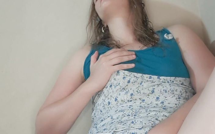 Xxx 18: Fată drăguță futând un vibrator până când ejaculează