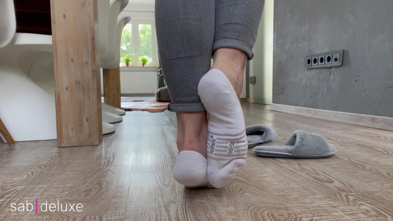 Sabdeluxe: Kaus kaki dengan sandal