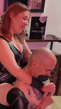 Sensuell läder handmödrar med Inanna Justice