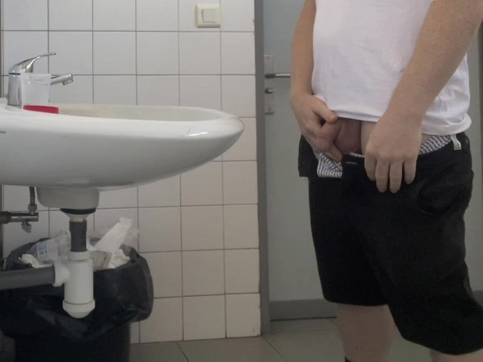 AmateurBoysPissing: Ragazzo Che Prende Un Campione Di Urina Nei Bagni Dell'ospedale