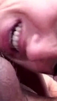हॉट लाल बालों वाली milf(चोदने लायक मम्मी) की जोरदार मुट्ठी घुसाई और चुदाई की जाती है