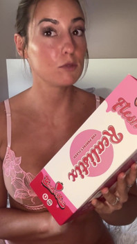 Această potrivire cu dildo se termină în footjob și deepthroat