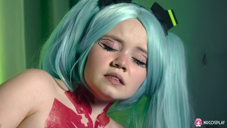 Nu Cosplay: 애니메이션 코스플레이에서 놀라운 젖탱이를 보여주는 Rebecca Nikson