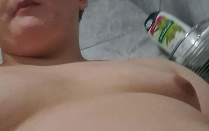 Dustins: Un garçon éloigné se masturbe sous la douche