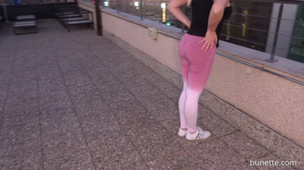 Bunette_com: Plug anale passeggiata in pantaloni da yoga