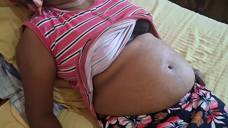 Teena New: Ibu tiri MILF semasa berehat di atas katil