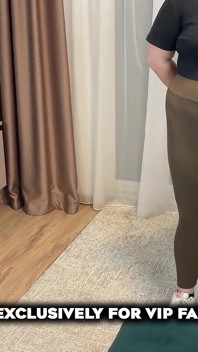 Pisando forte em leggings sensuais! Os testículos dele incharam completamente sob o peso dela - Dave Moon - Mia - Bbusting (ballbusting)