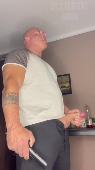 Mr. Guru: Domnul Guru se masturbează în picioare înainte de a ieși