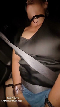 Seksi deri çizmeler, mini etek, külotsuz ve açık havada dikişli çoraplar