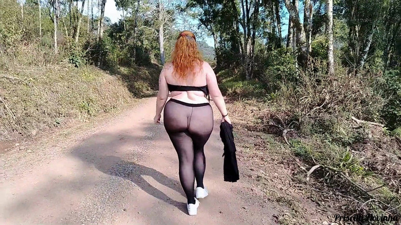 Priscila: Mi madrastra en pantalones transparentes sin bragas caminando por la...