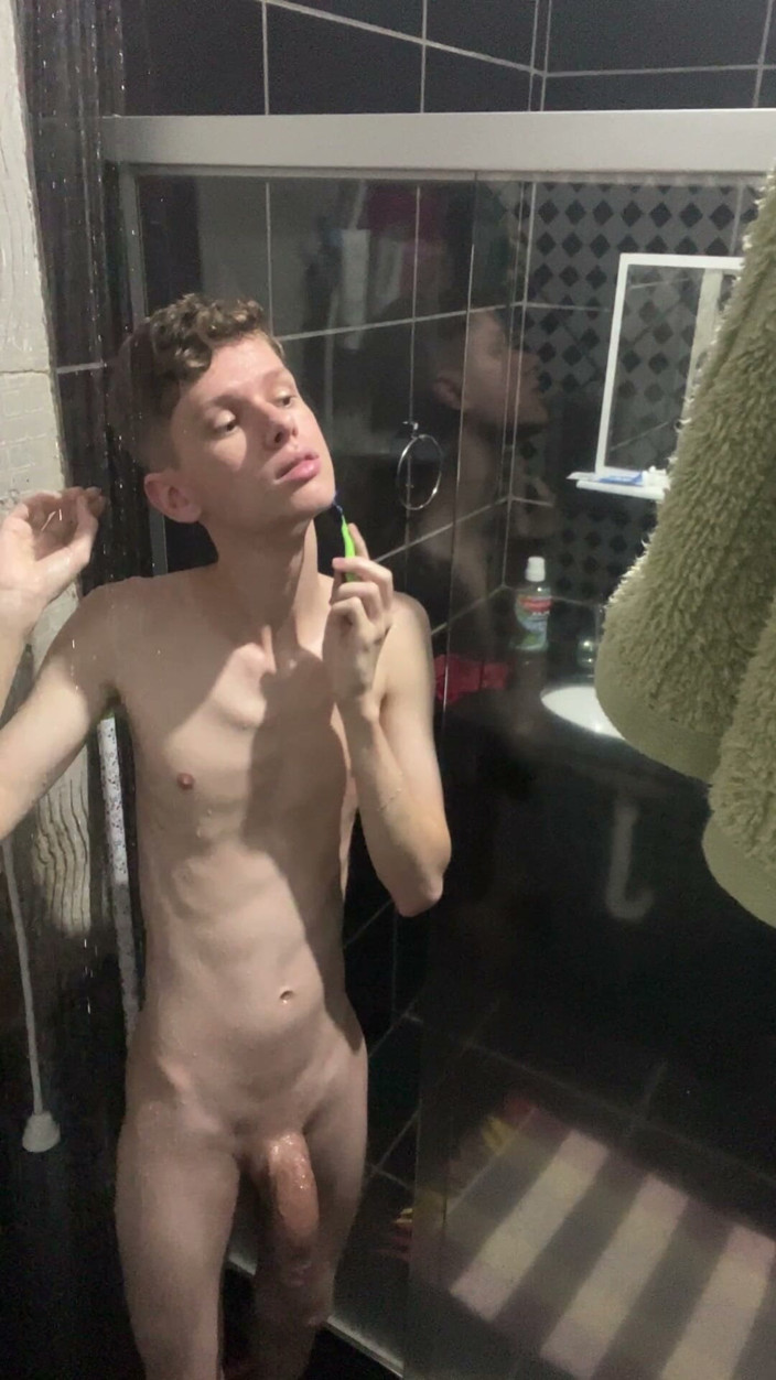 Kedoimath: Magrinha gêmea tomando banho e mostrando seu corpo nu