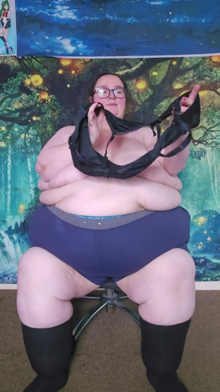 SSBBWLadyBrads: Товстушка одягає одяг після душу