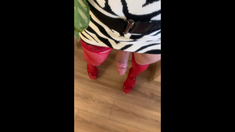 cd_aysemmm: 팬티 없이 공공 장소에서 걸어다녔어