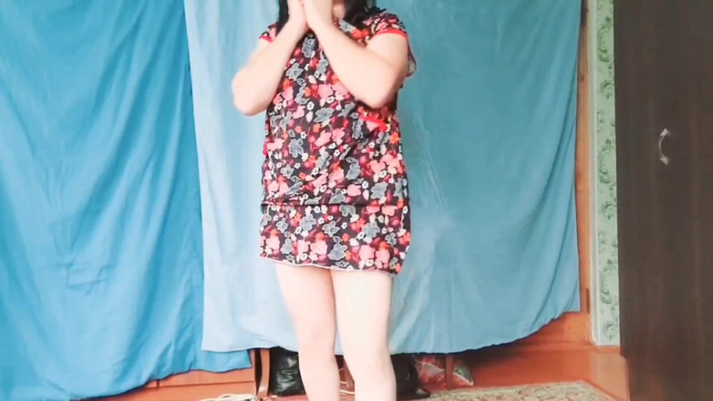 Kitty_Cross: 頬にグリッターをつけてポーズを取る美しいシシー