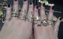 Goddess Misha Goldy: Gouden sieraden en handfetisj