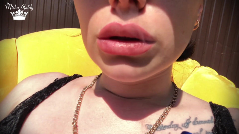 Goddess Misha Goldy: Une pute fume dans la nature et taquine ses grosses...