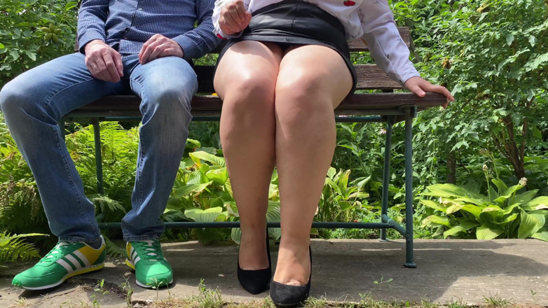OurFetishLife: Königin der masturbation in high heels bekommt sperma im freien
