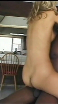 Milf annoiate scopano con cazzi giovani e neri