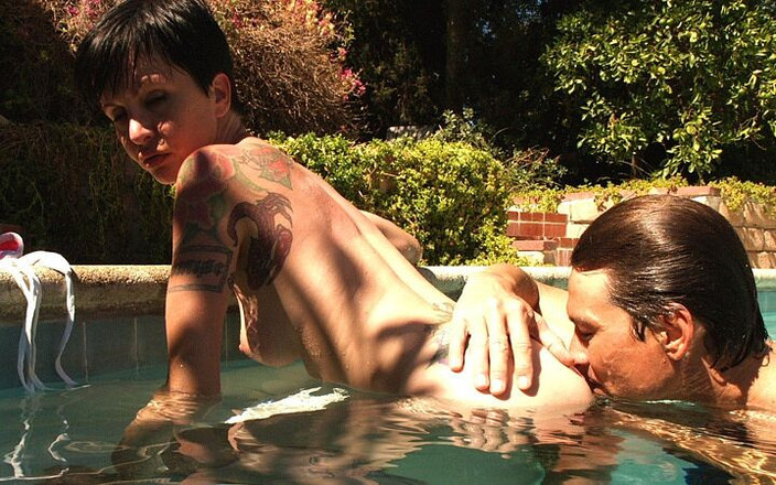 Velvet Ecstasy: Aqua rim - гаряча мамка трахається і отримує камшот на обличчя біля басейну