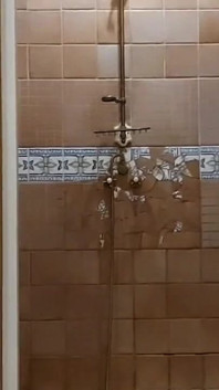 Terwijl Ik Deze Video Maakte, Achter De Schermen. het Meisje Maakte Haar Spijkerbroek Nat Omdat Het Druk Was Op Het Toilet.