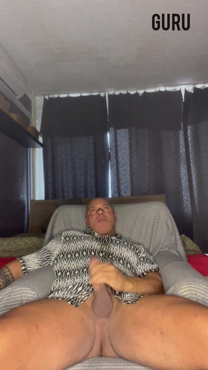 Mr. Guru: Signor Guru. Il costruttore di corpi sexy si masturba a...