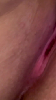 Vedere de aproape cu pizdă care ejaculează cu jucărie de supt clitoris