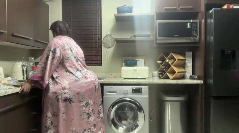 Legendary Booty Overdose: Une MILF noire gémit et fait un strip-tease dans la...