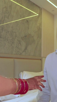 Karwachauth sex mit Hotelboy- Desi ehefrau betrog ihren ehemann, sie fickte hart nach ihrer Verführung.