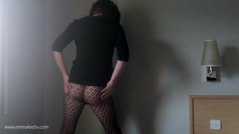EmmaLeeTV - Nylon Fetish Tranny: Transexual Emma Lee estampando pantimedias, bulto de polla