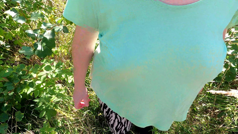 Bouncy Tits Action: Brüste klatschen auf der Wiese