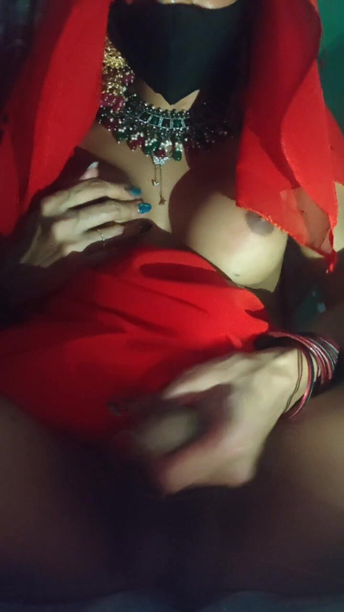 MistressIsha: インドのシーメールがチュニを着て巨大なペニスを見せる