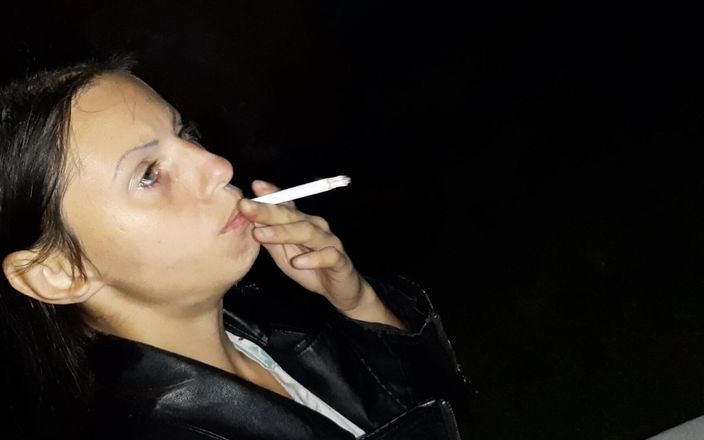 Lesbian-illusion: पहले मैंने अजनबी लड़की को सिगरेट पिलाई, और फिर मैंने उसे अपनी चूत में ट्रीट किया