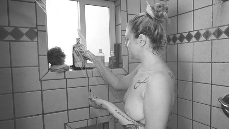 PNW Porn: Yaya e ginger giocano in doccia