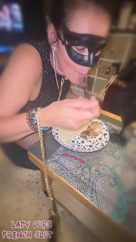 Il Mio Pasto MILF Sottomessa Al Guinzaglio