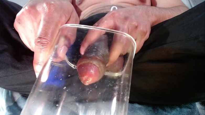 Tommhot: Sperma e urine in un contenitore