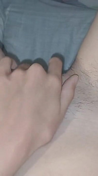 Üvey annemiz yatak odamızı temizlerken, kapakların altında mastürbasyon yapıyoruz