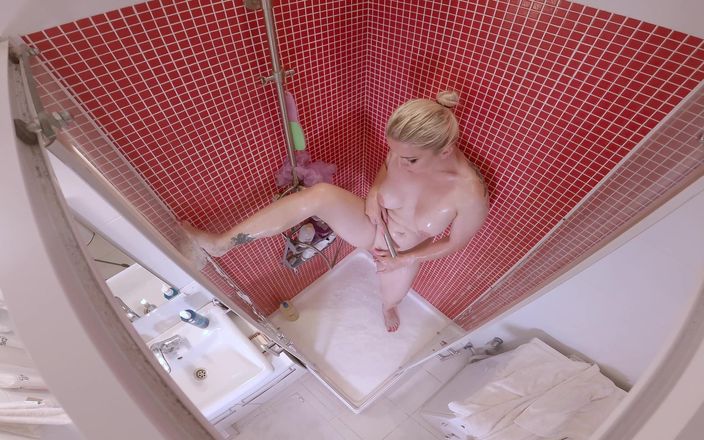 Andre love: Je prends une douche et je me masturbe, en regardant ça....