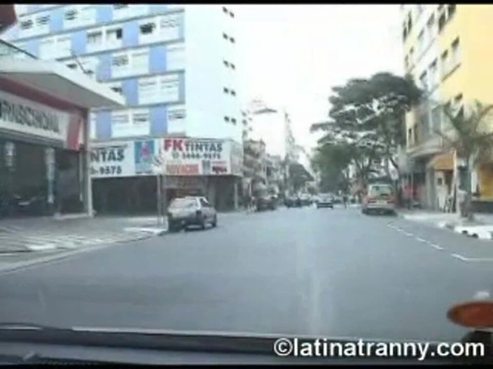 Nikki Montero lesbian life: Nikki Montero solleva una shemale per strada a San Paolo,...